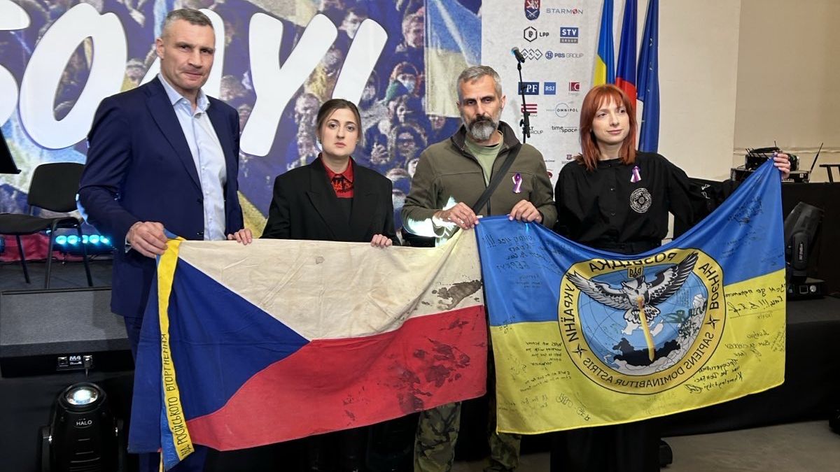 Zakrvácená česká vlajka v Kyjevě. Držel ji starosta Kličko i šéf parlamentu